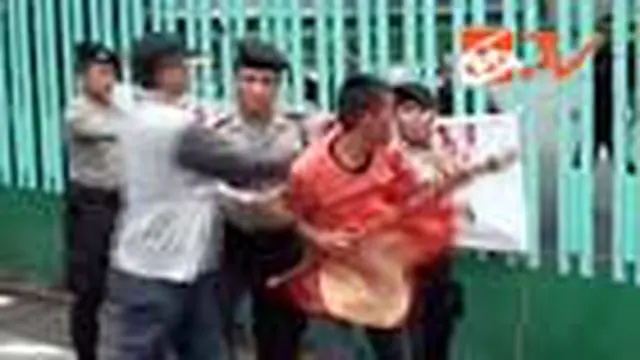 Kantor Kementerian BUMN Dilempari Tanah