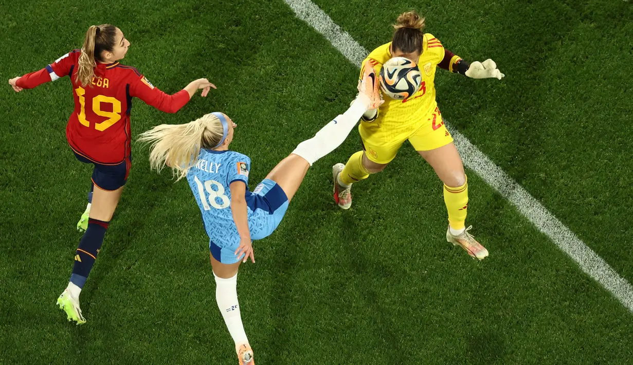 Pemain Timnas Inggris, Chloe Kelly (tengah), berusaha merebut bola dari tandukan kiper Timnas Spanyol, Catalina Coll (kanan), dalam pertandingan final Piala Dunia Wanita 2023 yang berlangsung di Stadium Australia, Sydney, Minggu (20/8/2023). (AFP/David Gray)