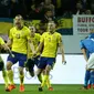 Gelandang Swedia Jakob Johansson (kedua kiri) merayakan gol bersama rekan setimnya saat melawan Italia dalam pertandingan kualifikasi Piala Dunia 2018 di Solna, Swedia (10/11). Timnas Italia takluk 0-1 dari Swedia. (AFP Photo/Soren Andersson)