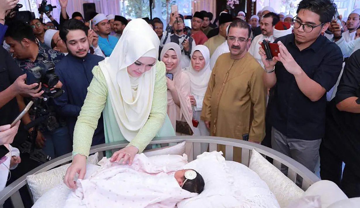 Rona bahagia pastinya tengah dirasakan Siti Nurhaliza dan Datuk Seri Khalid lantaran setelah 11 tahun akhirnya mereka dikaruniai seorang buah hati. Senin, 19 Maret 2018 Siti melahirkan bayi perempuan. (Instagram/ctdk)