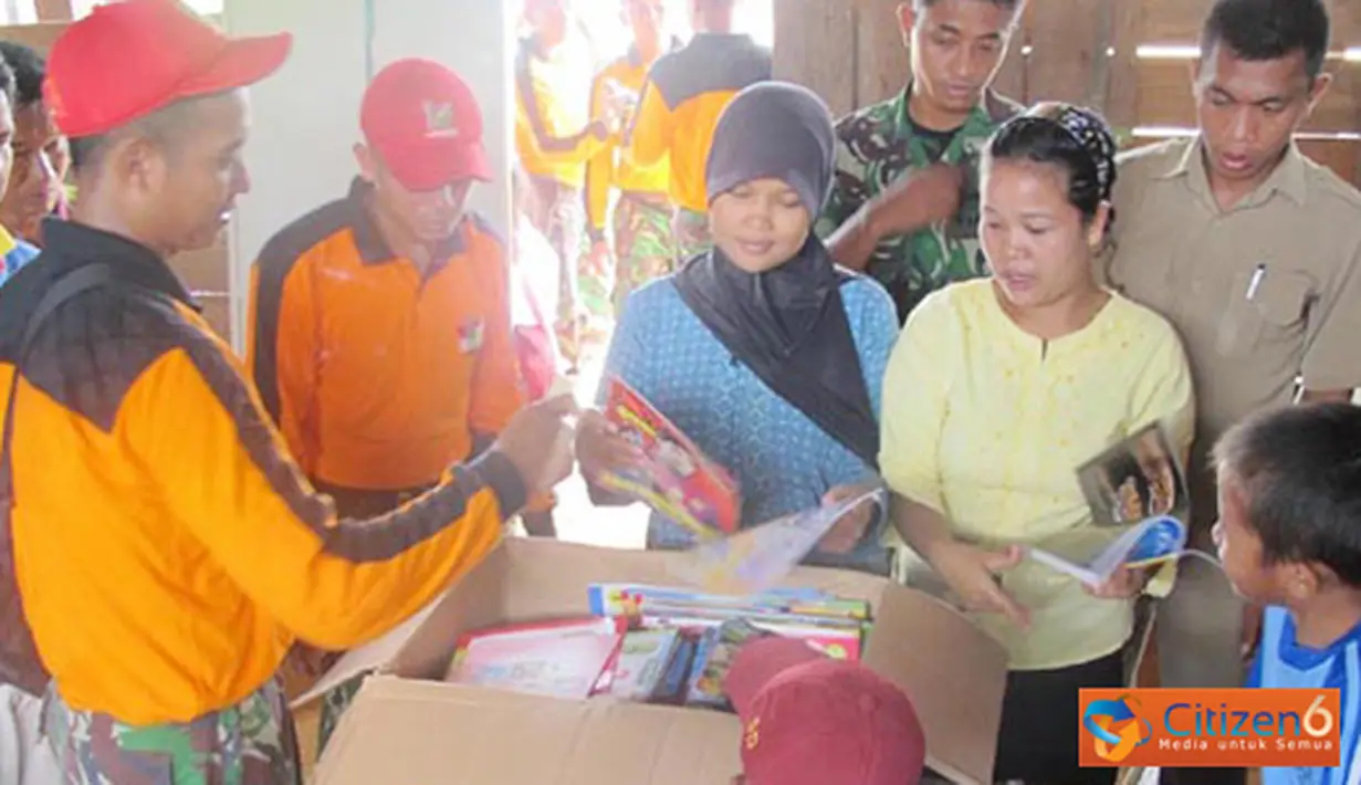 Citizen6, Nunukan: Sejumlah murid SD Filial 012 Nunukan sedang mengantri ingin segera membaca buku bacaan yang telah diterimanya di di wilayah RT 013, Desa Tabur Lestari, Seimanggaris, Nunukan, Kalimantan Timur.  (Pengirim: Badarudin Bakri)