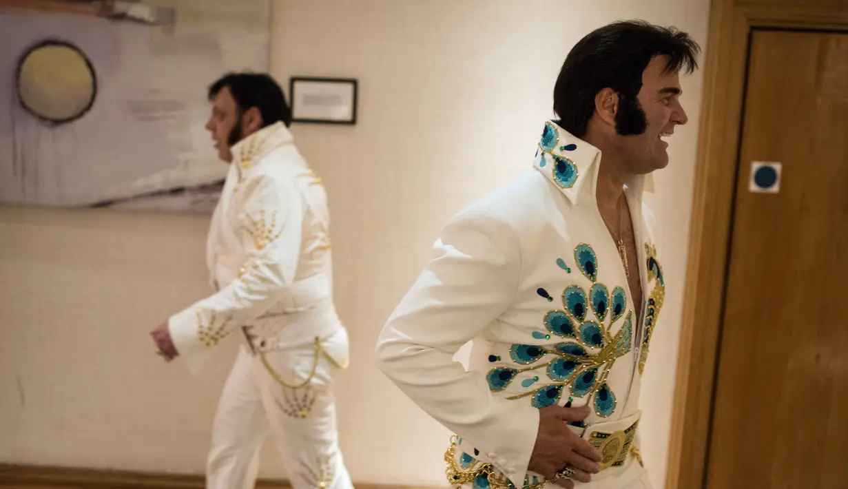 Kontestan bersiap mengikuti Kejuaraan Elvis Eropa di Hilton Metropole Hotel di Birmingham, Inggris (5/1). Kompetisi mirip penyanyi legendaris Elvis Presley ini digelar setiap tahunnya. (AFP Photo/Oli Scarff)