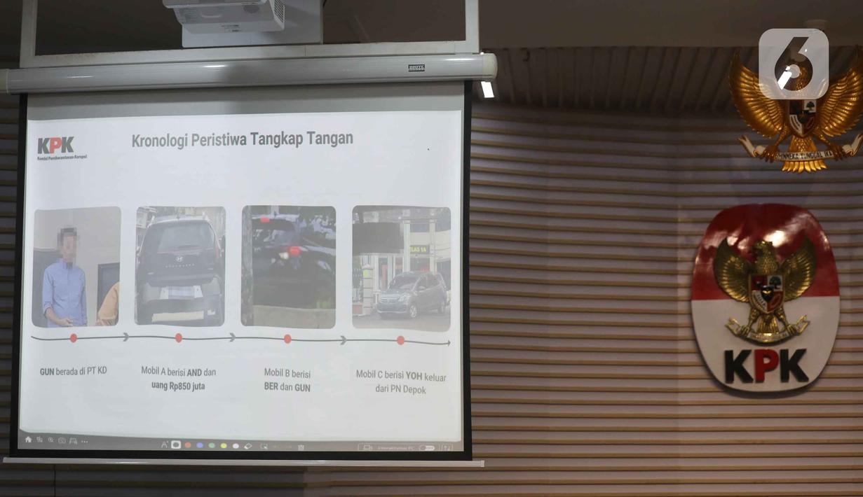 Layar monitor menampilkan kronologi peristiwa tangkap tangan terduga pelaku tindak pidana korupsi terkait penerimaan atau janji dalam pengurusan sengketa lahan di Pengadilan Negeri Depok di gedung Merah Putih Komisi Pemberantasan Korupsi (KPK), Jakarta, Jumat (6/2/2026). (Liputan6.com/Helmi Fithriansyah)
