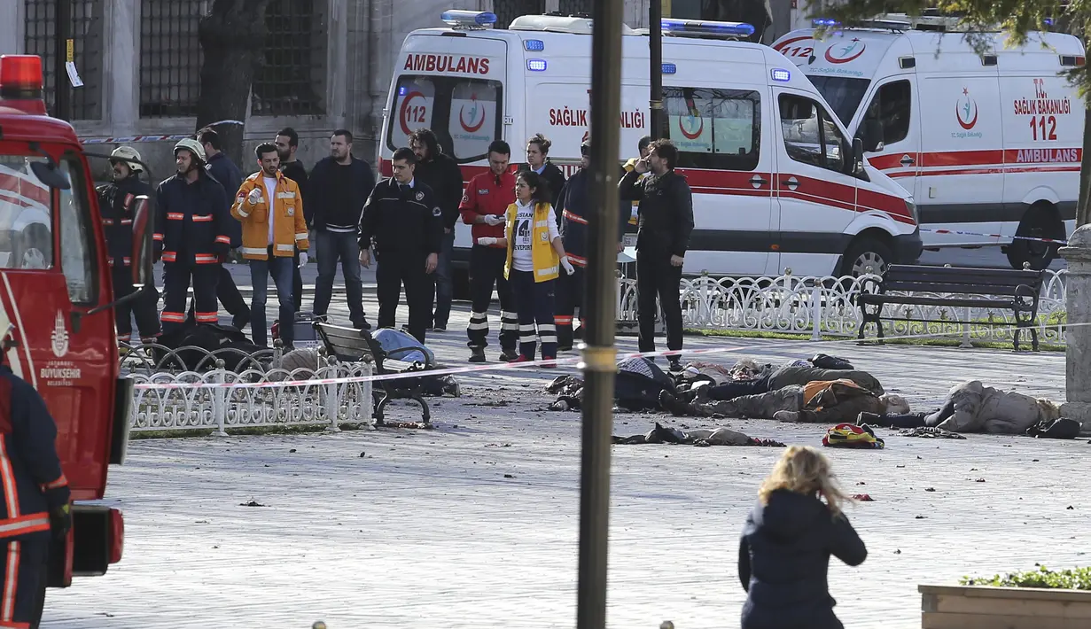 Petugas pemadam kebakaran dan ambulans berkumpul di lokasi ledakan yang mengguncang Sultanahmet Square di pusat kota Istanbul, Turki, Selasa (12/1). Ledakan ini menewaskan sekitar 10 orang dan 15 lainnya luka-luka. (REUTERS/Kemal Aslan)