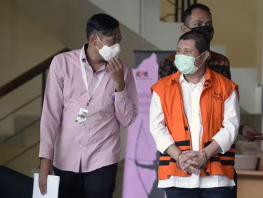 Bupati nonaktif Bengkalis Amril Mukminin (kanan) usai menandatangani penyerahan berkas P21 tahap 2 di Gedung KPK, Jakarta, Kamis (4/6/2020). Amril Mukminin segera disidangkan terkait kasus dugaan menerima suap proyek pembangunan jalan Duri-Sei Pakning. (merdeka.com/Dwi Narwoko)