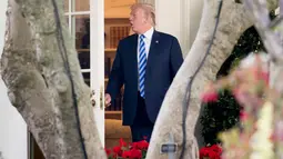 Presiden AS, Donald Trump melangkah keluar dari Oval Office menunju helikopter Marine One di Gedung Putih, Senin (14/5). Trump akan menuju tempat Melania Trump menjalani perawatan di Pusat Medis Militer Nasional Walter Reed di Bethesda. (AP/Andrew Harnik)