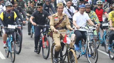 Bergaya Bung Tomo, Jokowi Keliling Bandung Naik Sepeda Ontel