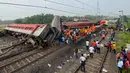 <p>Setidaknya 288 orang tewas dan lebih dari 850 terluka dalam tabrakan tiga kereta yang mengerikan di India, kata para pejabat pada 3 Juni. (Photo by AFPTV / AFP)</p>