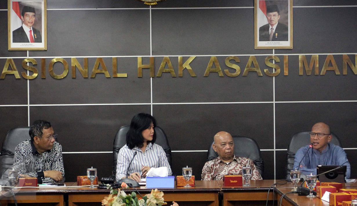 Pemerhati sepakbola Mahfud MD (kiri) dan pelatih Rahmad Darmawan (kanan) menemui Komisoner Komnas HAM Siane Indriani di kantor Komnas HAM, Jakarta, Kamis (13/8/2015). Pertemuan tersebut terkait pembekuan PSSI oleh Kemenpora. (Liputan6.com/Helmi Afandi)