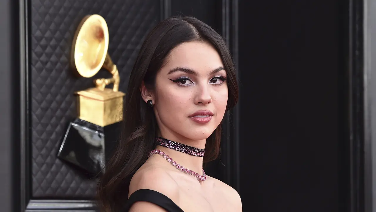 Olivia Rodrigo di Grammy Awards 2022. (Jordan Strauss/Invision/AP)