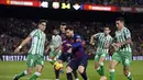 Aksi Lionel Messi yang berhadapan dengan lini pertahanan Real Betis pada laga lanjutan La Liga 2018/19 yang berlangsung di stadion Camp Nou. Barcelona kalah 3-4. (AFP/Josep Lago)