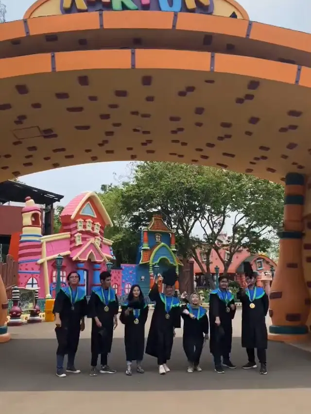 Keseruan pemuda rayakan wisudanya di Dufan.