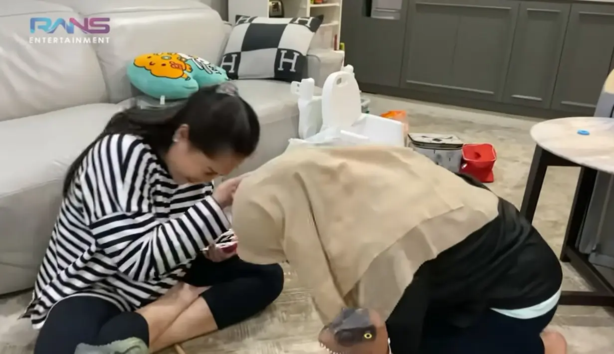 Momen tersebut membuat salut banyak warganet. Banyak yang memuji istri Raffi Ahmad tersebut. Meski seorang bos besar, menghormati orang yang lebih tua. [Youtube/Rans Entertainment]