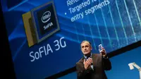 CEO Intel, Brian Krzanich, mendemonstrasikan smartphone berbasis SoFIA di acara IDF 2014, Shenzhen (Cnet)