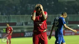 Penyerang Semen Padang, Marcel Sacramento memegang kepala usai gagal memanfaatkan peluang saat laga perebutan tempat ketiga Piala Presiden 2017 melawan Persib di Stadion Pakansari, Kab Bogor, Sabtu (11/3). (Liputan6.com/Helmi Fithriansyah) 