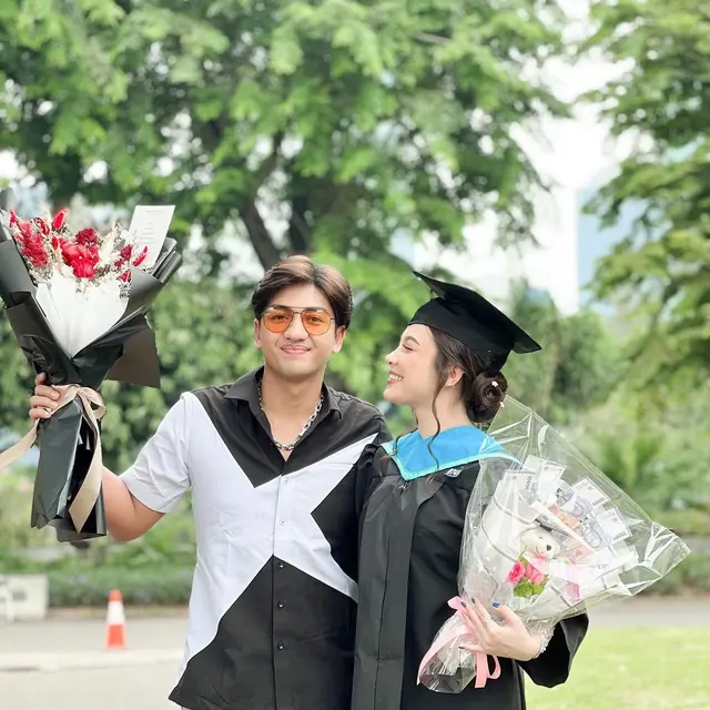 Potret 6 Artis Wanita Didampingi Pasangan saat Wisuda, Bahagia Berlipat