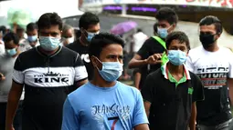 Orang-orang yang mengenakan masker meninggalkan terminal feri di Dhaka, Bangladesh (10/9/2020). Bangladesh pada Kamis (10/9) melaporkan 1.892 kasus baru COVID-19 dan 41 kematian baru, menambah jumlah kasus menjadi 332.970 dan jumlah kematian di angka 4.634. (Xinhua)