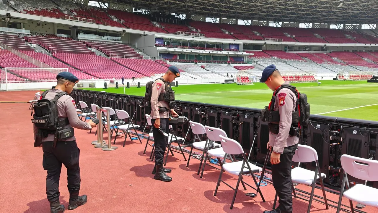 Tim Satuan Brimob Polda Metro Jaya menggelar sterilisasi menyeluruh di Stadion Utama Gelora Bung Karno (SUGBK), Jakarta Pusat, Jumat (25/9/2026).