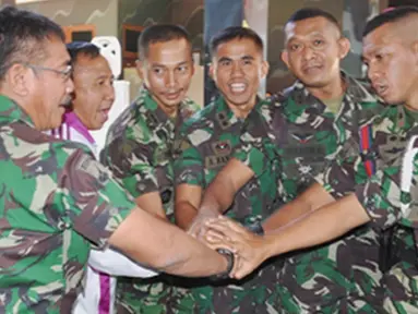 Citizen6, Cilandak: Komandan Korps Marinir Mayor Jendral TNI (Mar) M Alfan Baharudin memberikan uang pembinaan kepada masing-masing cabang olah raga dalam acara syukuran di  Lapangan Tembak Marinir Sukarno, Cilandak. (Pengirim: Marinir)