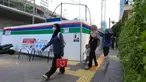 Warga melintas di area pedestrian kawasan Jalan MH Thamrin, Jakarta, Senin 20 April 2026. PT MRT Jakarta memberlakukan rekayasa lalu lintas dan trotoar di Jalan MH Thamrin sisi barat (area Plaza Indonesia). (Kapanlagi.com/Budy Santoso)
