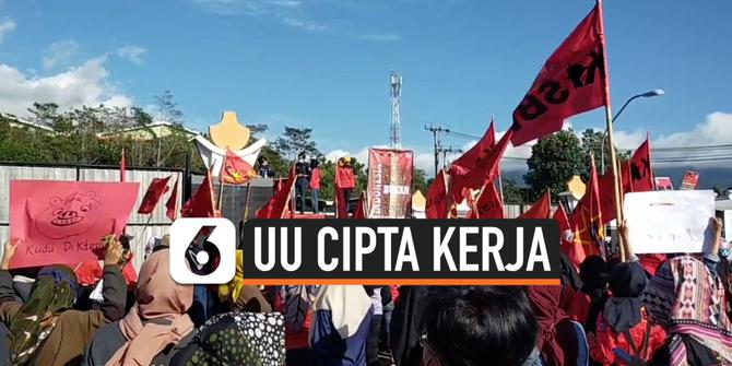 VIDEO: Buruh Demo UU Cipta Kerja dengan Menutup Pabrik
