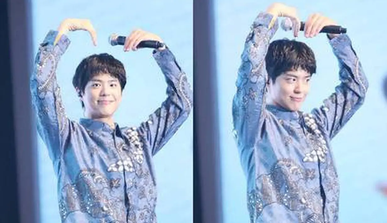 Di tahun 2017, Park Bo Gum mengadakan fan meeting untuk bertemu fansnya di Indonesia. Ia pun tampil lokal mengenakan batik warna biru mirip seperti PNS. Dok. Kapanlagi.com