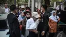 Seorang kakek tersenyun sumringah diperbolehkan masuk oleh petugas ke Istana negara usai menjalani pemeriksaan, Jakarta, Senin (20/10/2014) (Liputan6.com/Faizal Fanani)