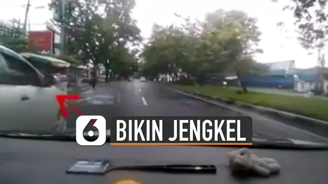 VIDEO: Dikira Mau Belok, Kelakuan Pengendara Mobil Ini Bikin Jengkel