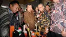 Wapres Jusuf Kalla (kanan) meninjau stand CSR BUMN pada The 4 Indonesia International Geothermal Convension and Exhibition 2016 di Jakarta, Rabu (10/8). Konferensi membahas peningkatan pemanfaatan panas bumi di Indonesia. (Liputan6.com/Helmi Fithriansyah)