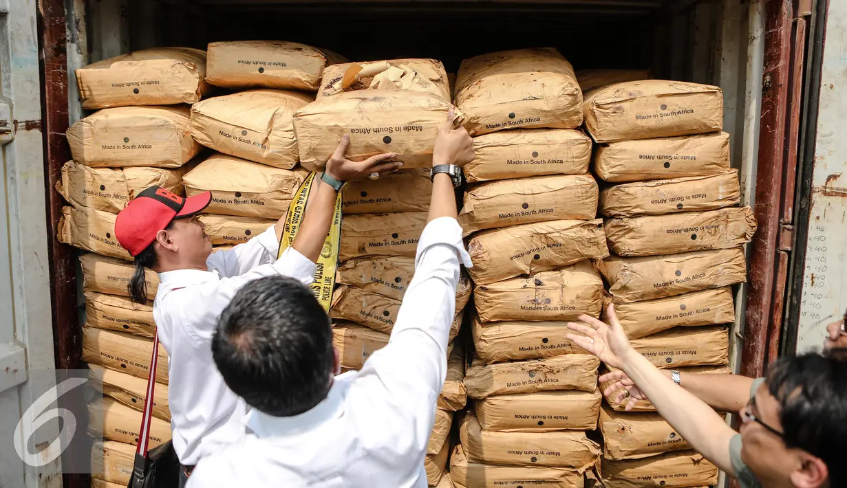 Produk illegal ditemukan petugas di Pelabuhan Tanjung Priok, Jakarta, Senin (6/7/2015). Badan POM RI menyita 8 kontainer produk pertanian dan kosmetik ilegal dengan nilai Rp 13,5 miliar. (Liputan6.com/Faizal Fanani)