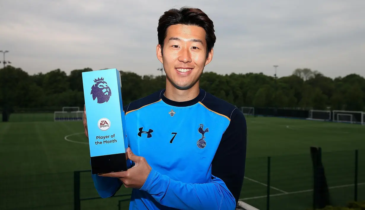 Pemain Asia pertama yang meraih penghargaan Player of The Month di Liga Inggris. Song Heung-min menjadi pesepak bola pertama asia, bahkan satu-satunya yang pernah diganjar penghargaan Player of The Month di Liga Inggris, yaitu sebanyak tiga kali. Pertama ia meraihnya di bulan September musim 2016/2017. Lalu yang kedua ia meraihnya di bulan April pada musim yang sama. Sementara penghargaan ketiga diraihnya pada musim 2020/2021 di bulan Oktober. (premierleague.com)
