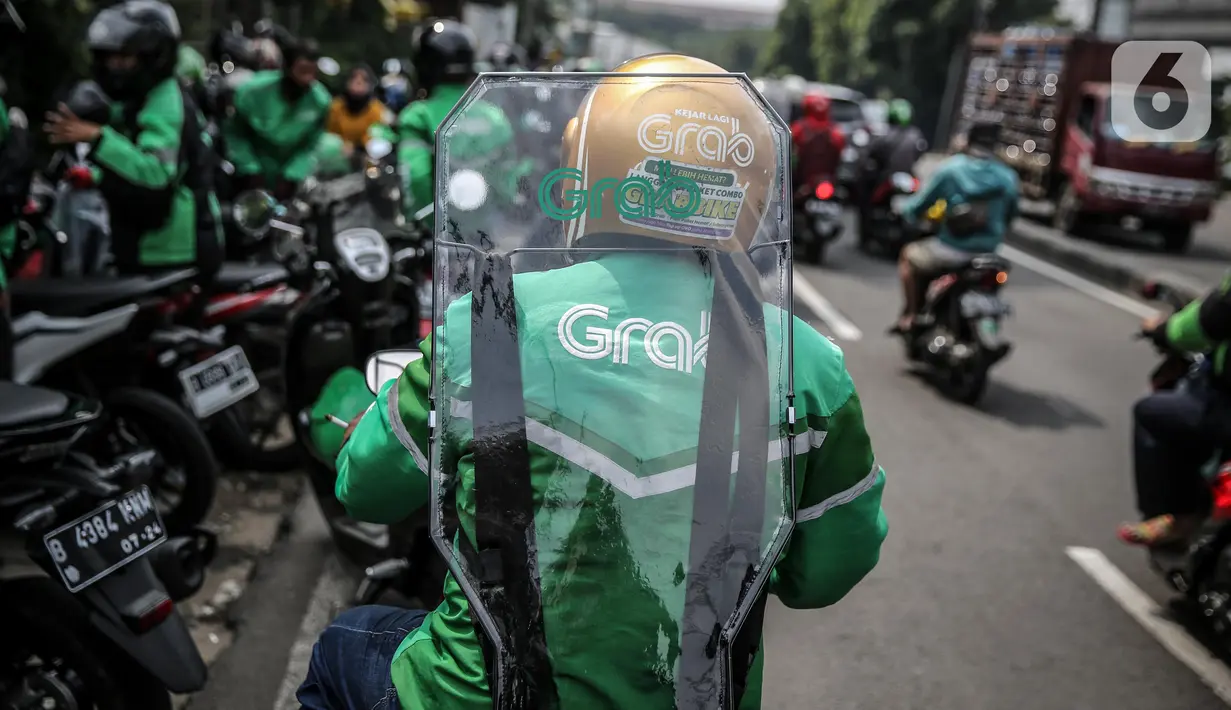 Driver Grab Bike mengenakan Grab Protect pelindung yang membatasi antara pengemudi dan penumpang saat diluncurkan di Jakarta, Selasa (9/6/2020). (Liputan6.com/Faizal Fanani)