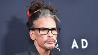 Vokalis band Aerosmith, Steven Tyler menghadiri gala premiere film "Ad Astra" di The Cinerama Dome, Los Angeles, Rabu (18/9/2019). Di acara tersebut selain mengaka mengajak putri-putrinya, Steven Tyler juga menggandeng  pacar barunya, Aimee Preston. (Amy Sussman/Getty Images/AFP)