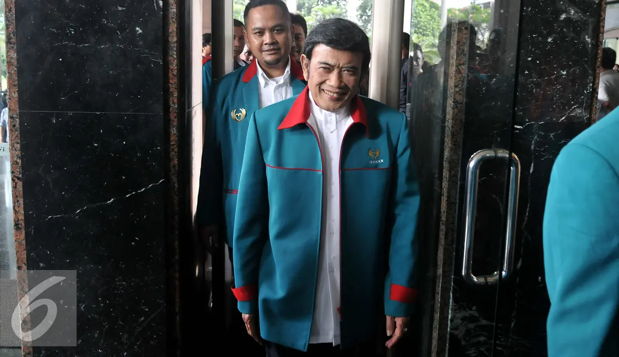 Ketua Umum Partai Idaman Rhoma Irama saat tiba di Kantor Kemenkumham, Jakarta, Jumat (29/7). Kedatangan Partai Idaman menyerahkan berkas kelengkapan syarat menjadi partai baru berbadan hukum. (Liputan6.com/Johan Tallo)