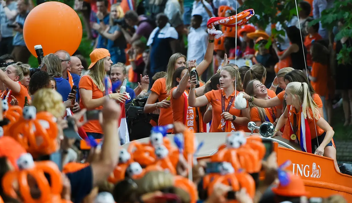 Tim sepak bola wanita Belanda merayakan kemenangannya di sebuah perahu di Utrecht, Belanda (7/9). Dengan kemenangan tersebut Belanda juga berhasil menyamai catatan Jerman (2001) sebagai tuan rumah yang mampu menjadi juara. (AFP Photo/John Thys)