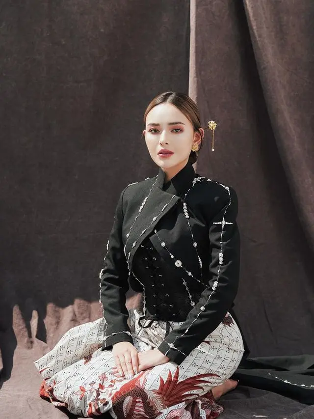 Amanda Manopo Mengaplikasikan makeup glam saat Hari Kartini. [@winstongomez]