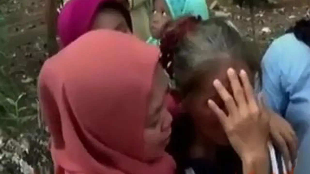  Tangis Haru Iringi Pemakanan Gadis Korban Kawanan Begal