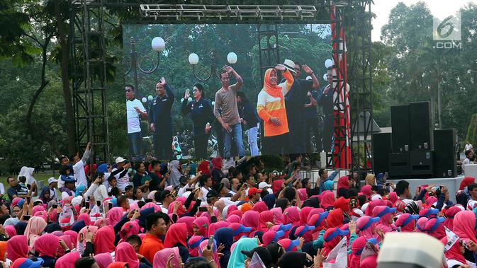 Presiden Joko Widodo (Jokowi) ditemani Menteri Kesehatan Nila F Moeloek ikut melakukan senam bersama di depan Kantor Wali Kota Tangerang, Minggu (4/11). Kegiatan tersebut dalam rangka perayaan Hari Kesehatan Nasional ke-54. (Liputan6.com/Johan Tallo)
