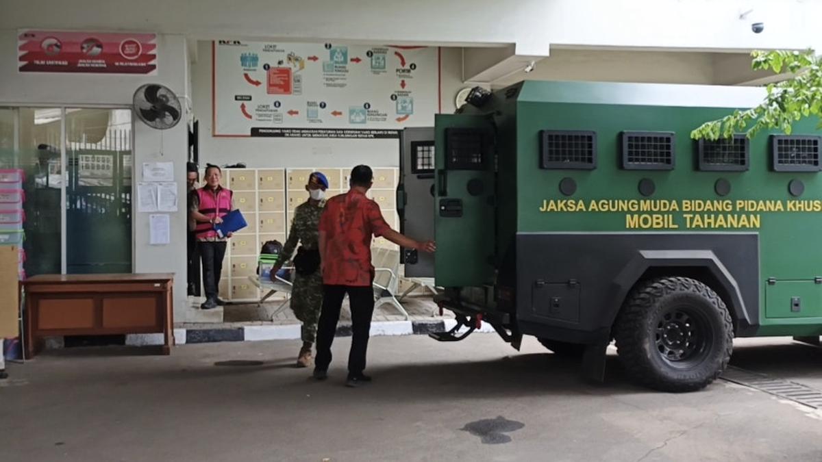 Penampakan Febrie Adriansyah, Perdana Pakai Rompi Pink dan Tangan Diborgol