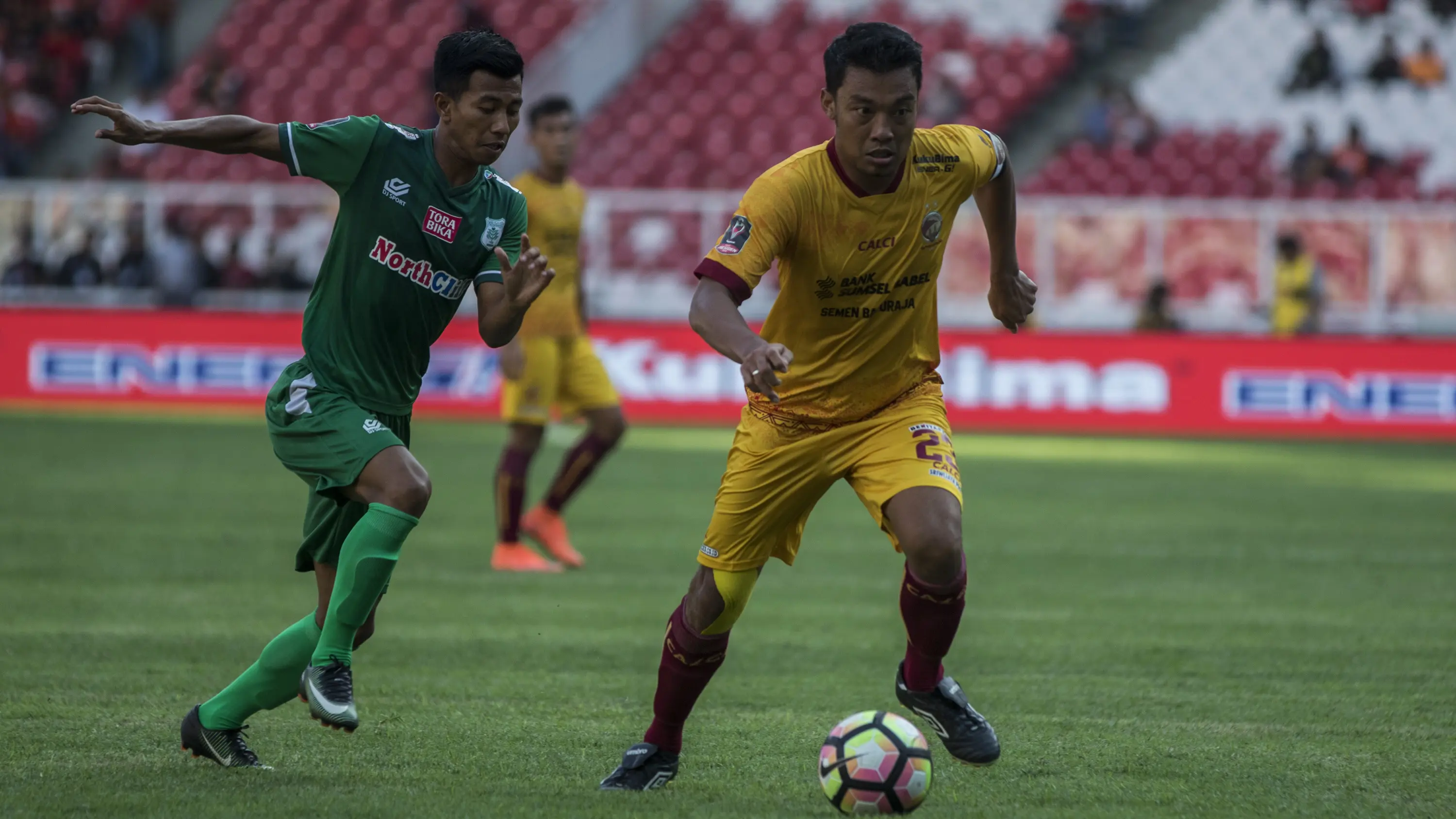 Bek Sriwijaya FC, Hamka Hamzah, menggiring bola saat melawan PSMS Medan pada perebutan tempat ketiga Piala Presiden di SUGBK, Jakarta, Sabtu (17/2/2018). PSMS kalah 0-4 dari Sriwijaya FC. (Bola.com/Vitalis Yogi Trisna)