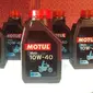 Moto 4T 10W-40 untuk motor 4-Tak menjadi produk pelumas Motul dengan harga paling terjangkau. (Septian / Liputan6.com)