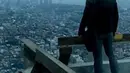 Salah satu adegan dimana Joseph yang memerankan tokoh utama tersebut berdiri di pinggir gedung World Trade Center dan menatap ke seberang mengatur strategi. (via dailymail.co.uk)