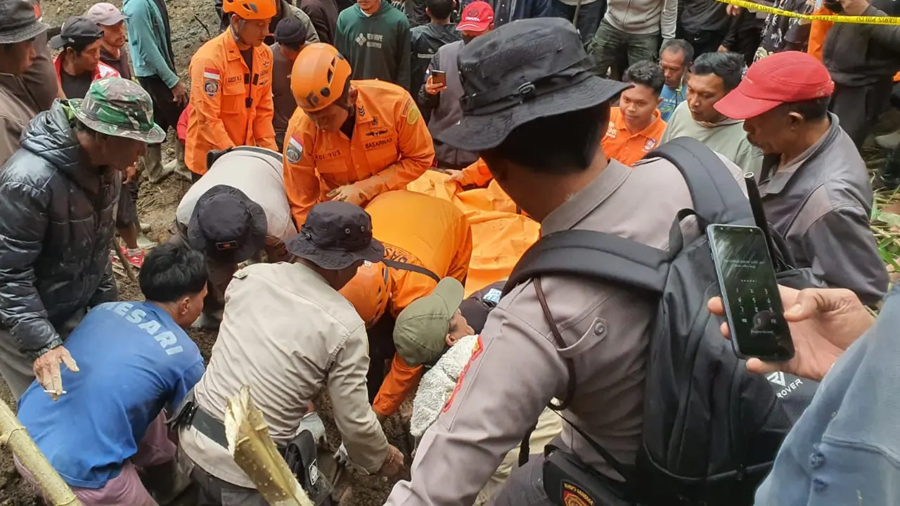 Evakuasi jasad korban longsor di Kintamani, Bali. (Dok. Istimewa)