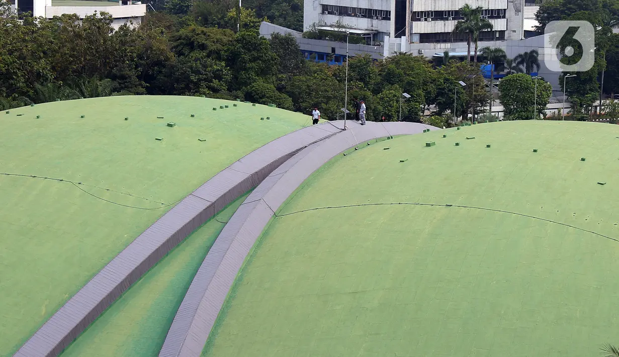 Petugas berada di dome Gedung Nusantara atau Gedung Kura-Kura, Kompleks Parlemen, Senayan, Jakarta, Kamis (19/5/2022). DPR RI menganggarkan Rp 4,5 miliar untuk pengecatan, waterproofing, dan sejumlah komponen terkait dome Gedung Kura-Kura. (Liputan6.com/Angga Yuniar)