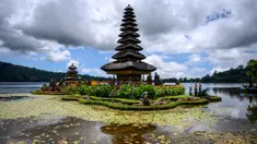 Pemandangan Pura Ulun Danu Beratan, sebuah pura Hindu di Danau Beratan dekat Bedugul, Bali, pada Jumat 7 November 2025. Pura Ulun Danu Beratan menampilkan perpaduan yang menawan antara arsitektur suci dan keindahan alam pegunungan. (Mladen ANTONOV/AFP)