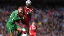 Kaki dari penyerang Liverpool, Sadio Mane, mendarat di wajah kiper Manchester City, Ederson Moraes, pada laga Premier League di Stadion Ettihad, Manchester, Sabtu (9/9/2017). Akibat insiden ini Ederson mengalami luka parah. (AFP/Oli Scarff)