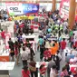 Pengunjung memadati stand ajang pameran teknologi komputer dan gadget, Indocomtech di JCC, Jakarta, Rabu (28/10). Pameran yang dihadiri sekitar 300 perusahan teknologi informasi itu gelar hingga 1 November. (Liputan6.com/Angga Yuniar)