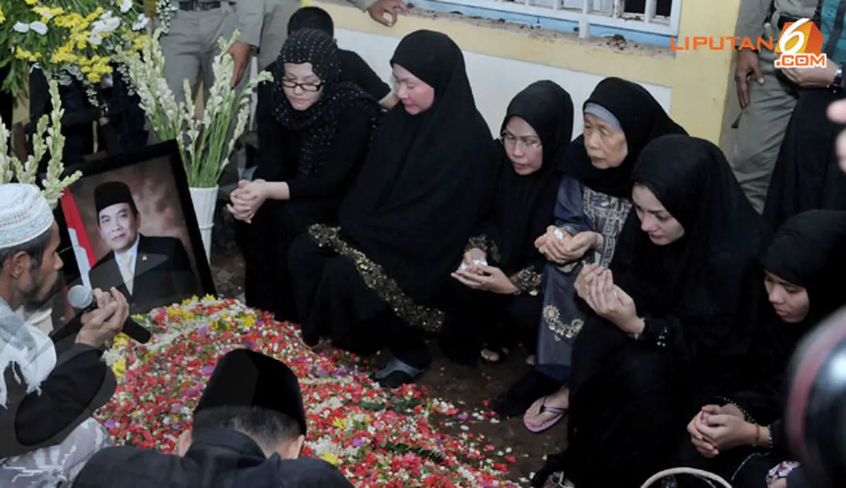 Usai dimakamkan, Ratu Atut dan keluarga tampak berdoa bersama. (Liputan6.com/Andrian M Tunay)