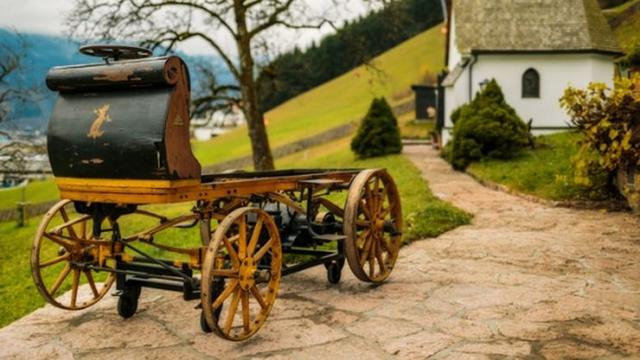 Mobil Listrik Pertama Porsche (foto: prestigeelectriccar)