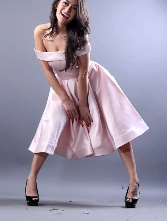 Seringnya mendapat kabar buruk dari netizen, juga tidak diambil pusing oleh Celine Evangelista. "Biarin ajalah, nggak peduli," tegas ibu dari Eleeya Xaviera Sompie dan Jemima Guri Clementine Sompie. (Foto-foto Eksklusif/ Febio Hernanto/Bintang.com)